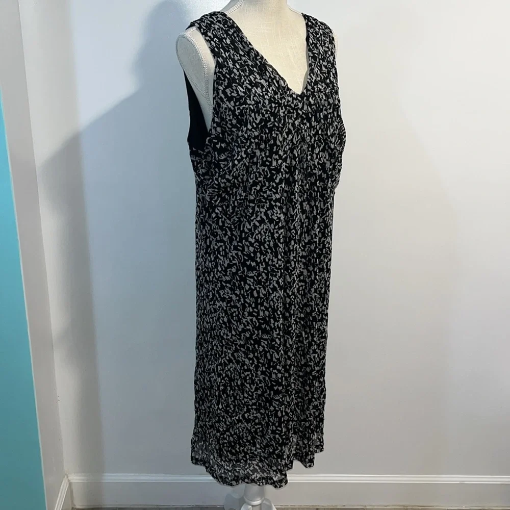 3/$20 - Maggie Barnes Patterned Sleeveless Dress - (16/18) - Picture 3 of 8